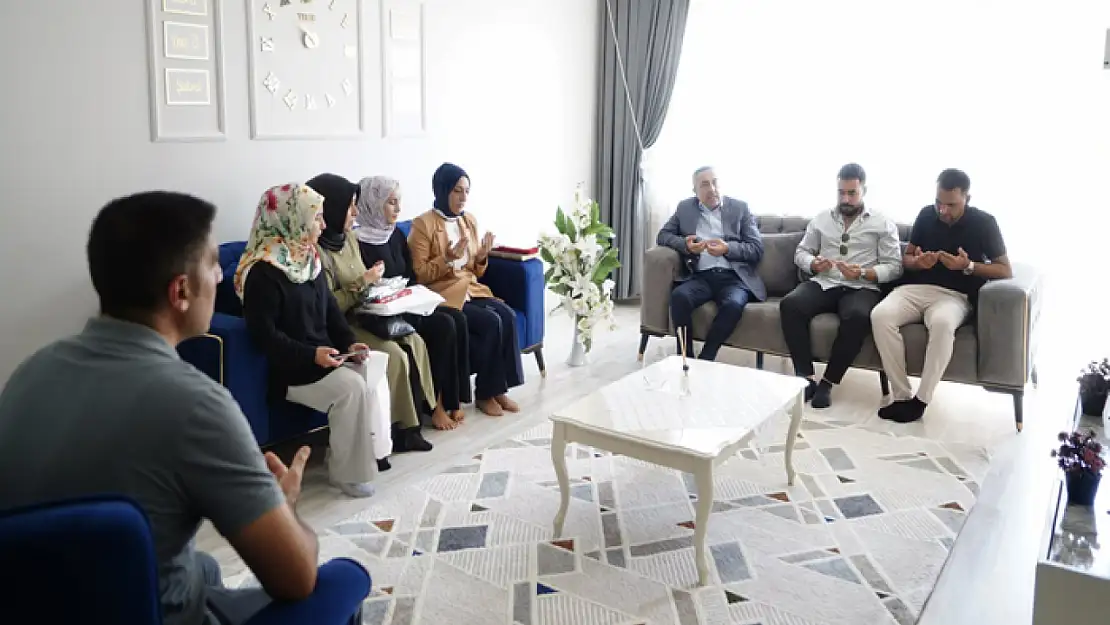 Arvas ve Alpaslan'dan şehit ailelerine ziyaret
