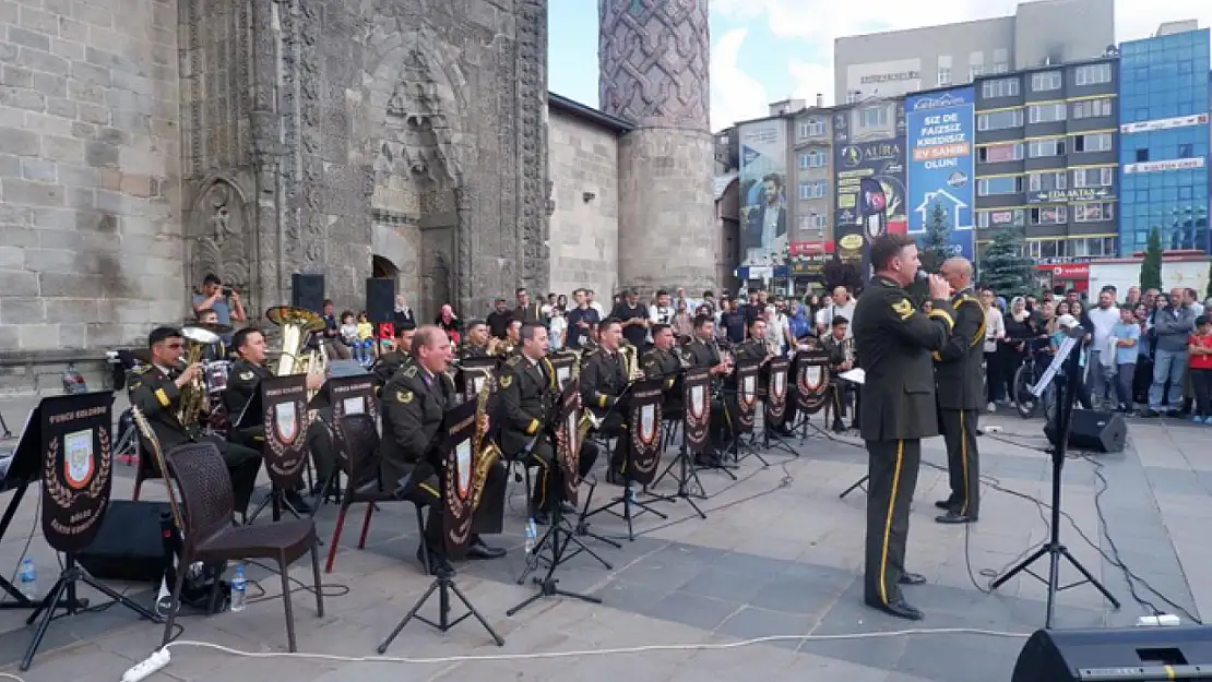 Askeri bando Erzurum'da coşturdu