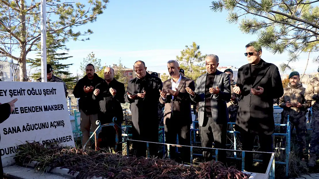 Atanur Aydın'dan Şehit Akbaş'ın Kabrine Ziyaret