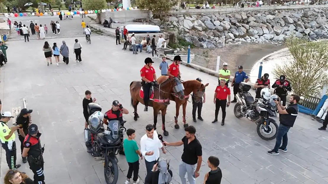 Atlı birlikler Van Gölü sahilinde devriye attı