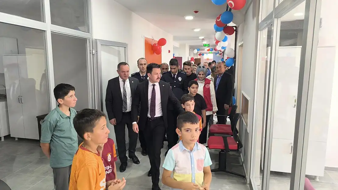 Bahçesaray'da gençlik merkezi açıldı