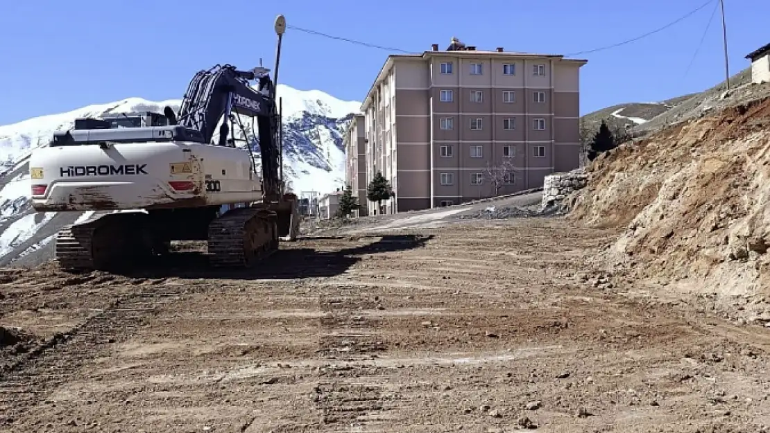 Bahçesaray'da yol ve yıkım çalışmaları