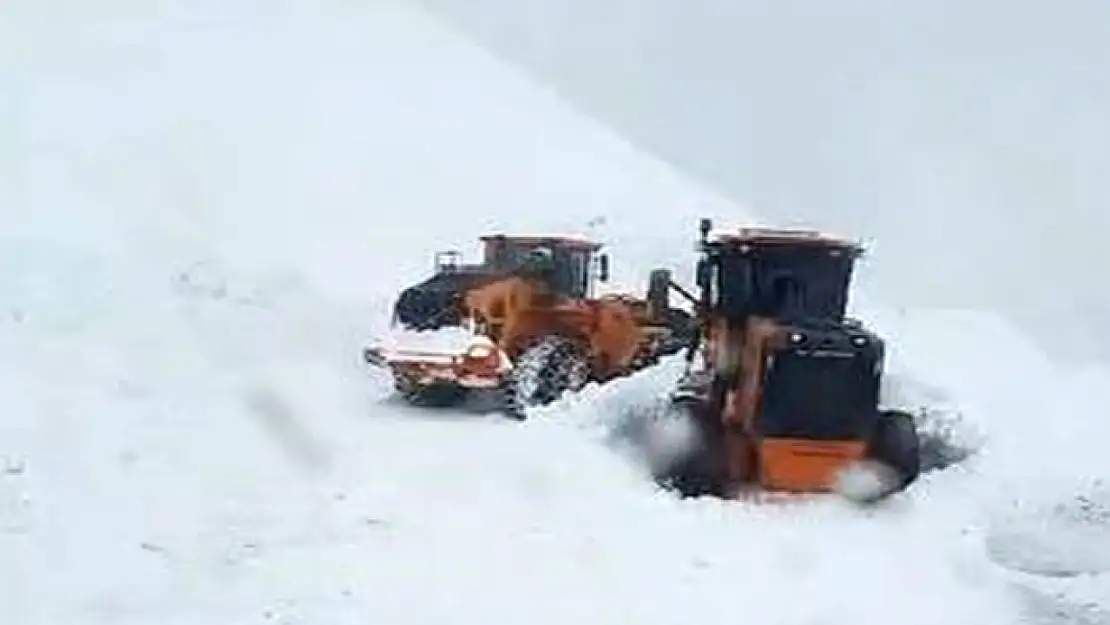 Bahçesaray yolunda heyelan ve çığ