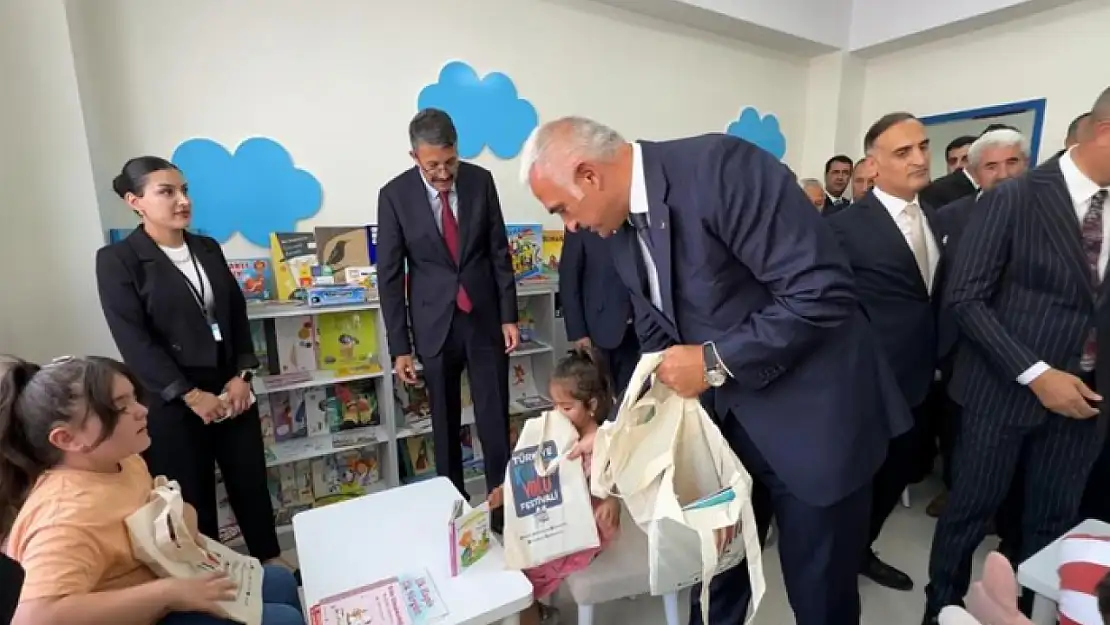 Bakan Ersoy İran sınırında kütüphane açılışını gerçekleştirdi