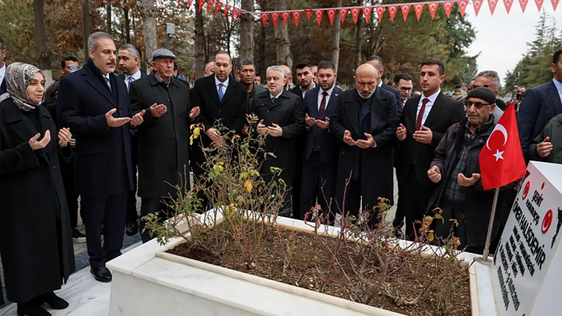 Bakan Fidan, şehit Astsubay Ömer Halisdemir'in kabrini ziyaret etti