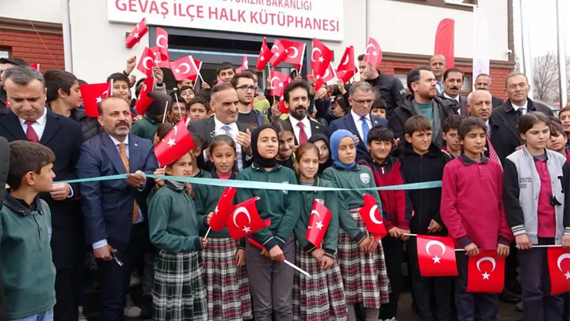 Bakan Yardımcısı Mumcu, Van'da Kütüphane açılışına katıldı 