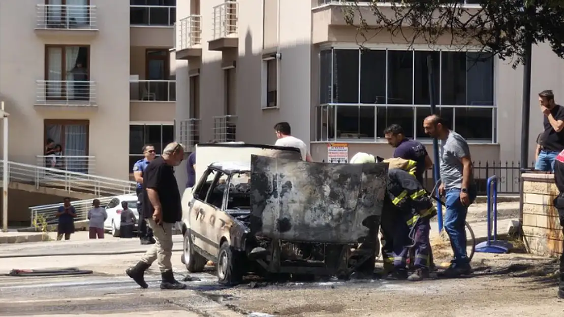 Bakkala gitmek için indi, aracı alevlere teslim oldu