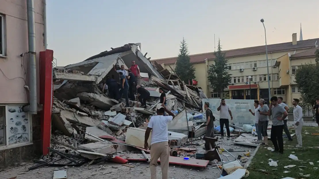 Balıkesir Sındırgı'da 6.1'lik deprem 1 ev yıkıldı ciddi hasar gören yapılar var