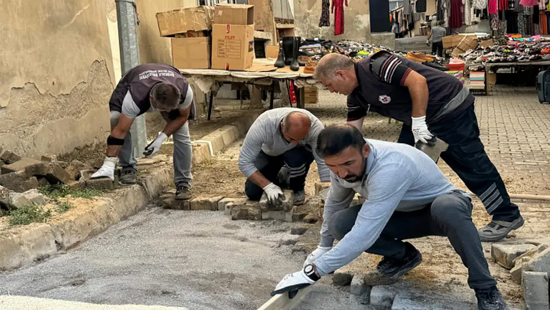 Başkale Belediyesi'nden kaldırım yenileme ve parke taşı döşeme çalışmaları