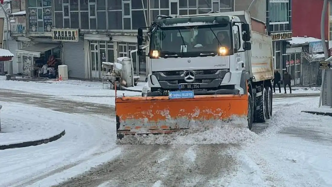 Başkale'de 48 yerleşim yerinin yolu kapandı