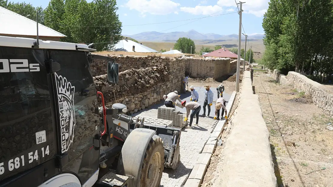 Başkale'de 60 bin m²'lik parke çalışması