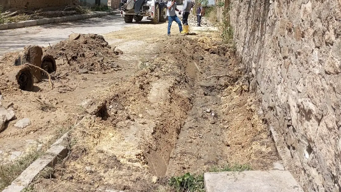 Başkale'de altyapı çalışmaları sürüyor