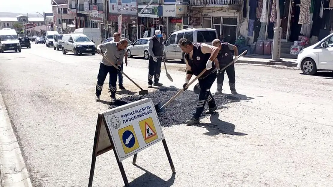 Başkale'de bozuk yollar onarılıyor