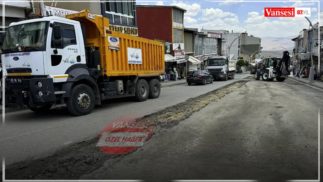 Başkale'de bozulan yollar onarılıyor