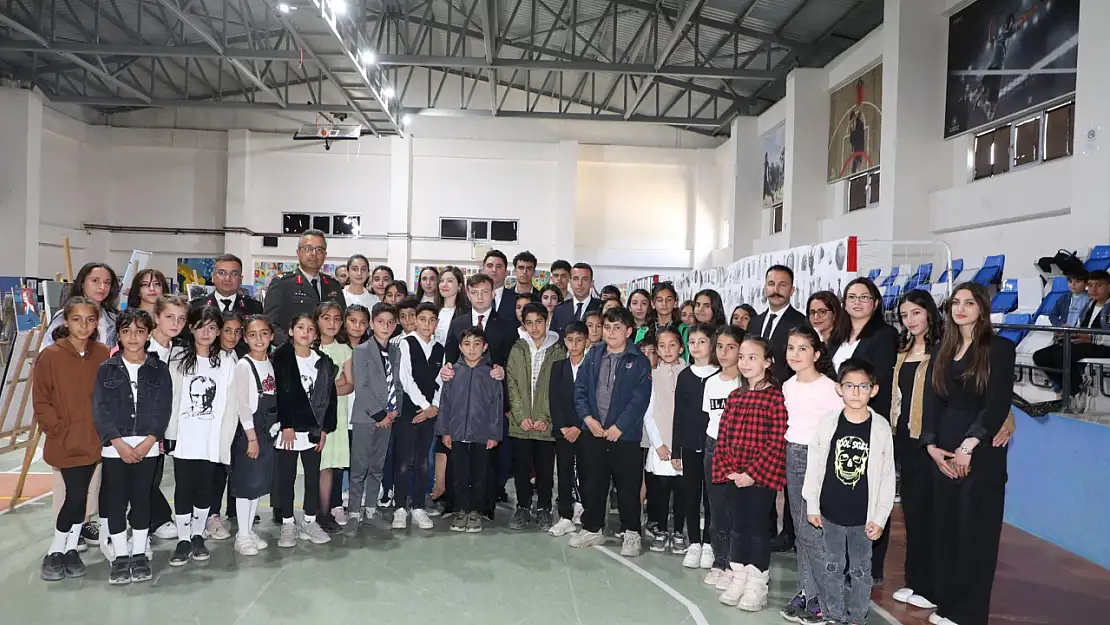 Başkale'de genç yetenekler resim sergisinde buluştu