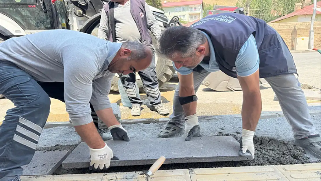 Başkale'de kaldırımlarda bakım onarım çalışması