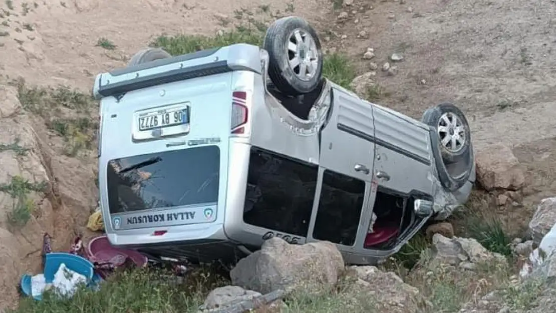 Başkale'de kamyonet dereye uçtu