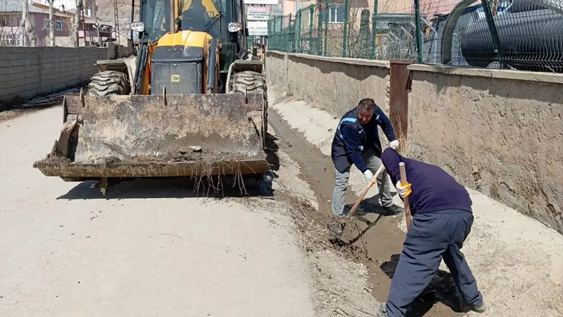 Başkale'de kanal açma çalışması