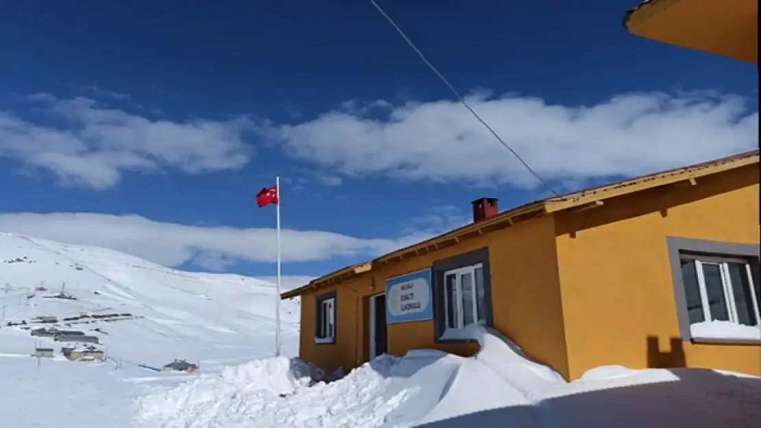 Başkale'de kar etkili oldu, yollar kapandı