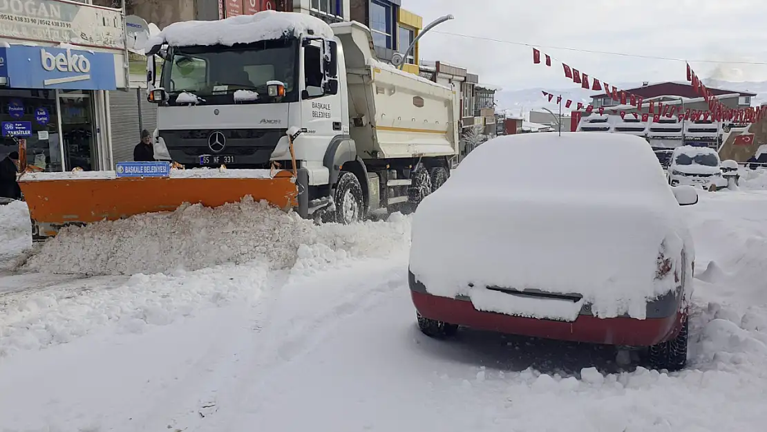 Başkale'de kar temizleme çalışmaları hız kesmeden devam ediyor