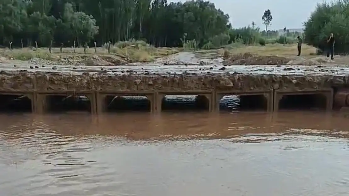 Başkale'de kuvvetli sağanak ve dolu sonrası sel meydana geldi