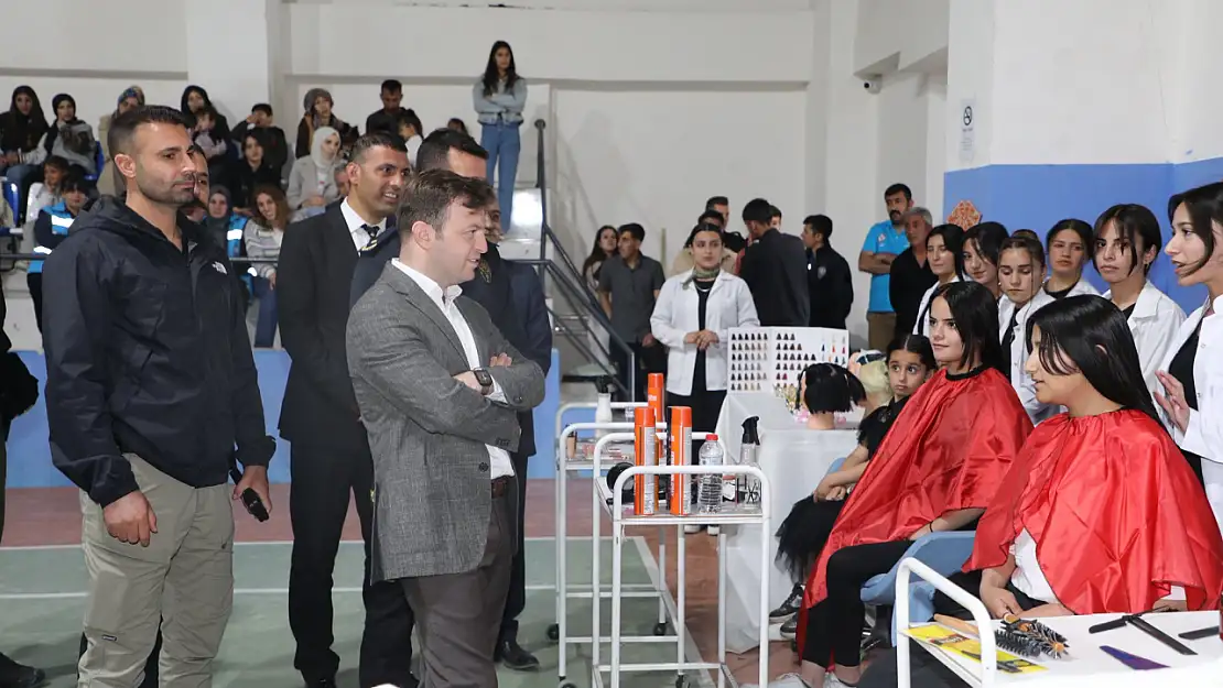Başkale'de öğrencilerden yıl sonu sergisi