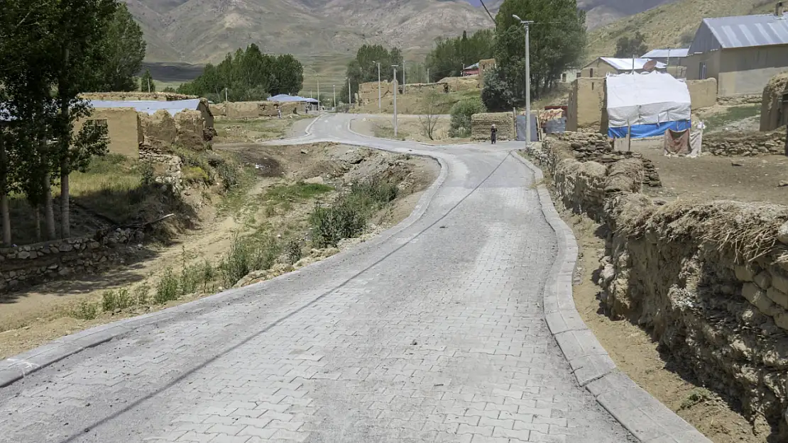 Başkale'de parke taşı çalışmaları sürüyor