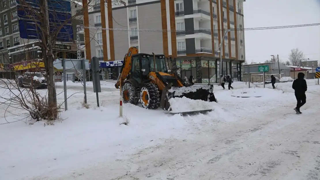 Başkale'de yoğun kar yağışı