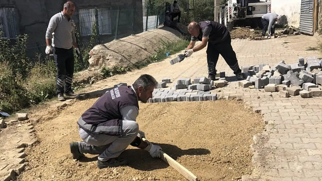 Başkale'de yol bakım ve onarım çalışmaları devam ediyor