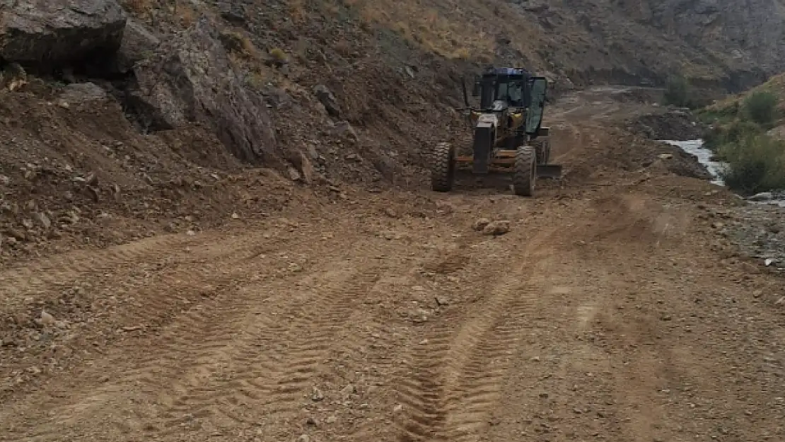 Başkale'de yol çalışmaları devam ediyor