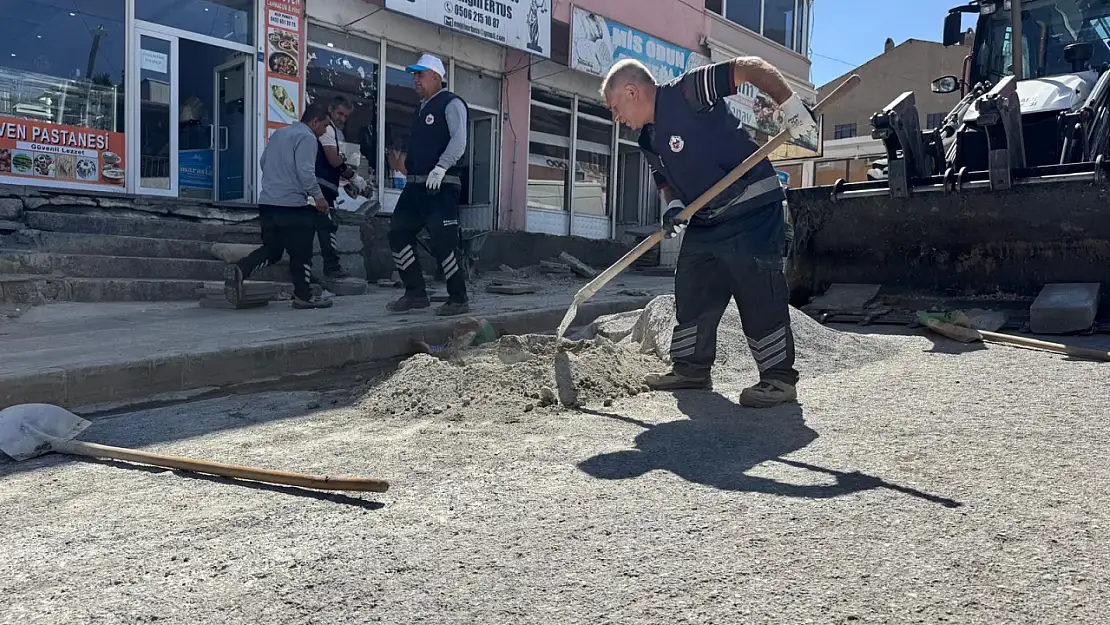 Başkale'de yol çalışmaları sürüyor