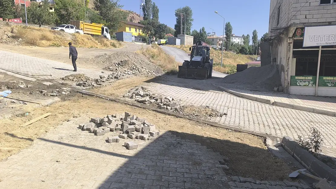 Başkale'de yol ve altyapı çalışmaları sürüyor