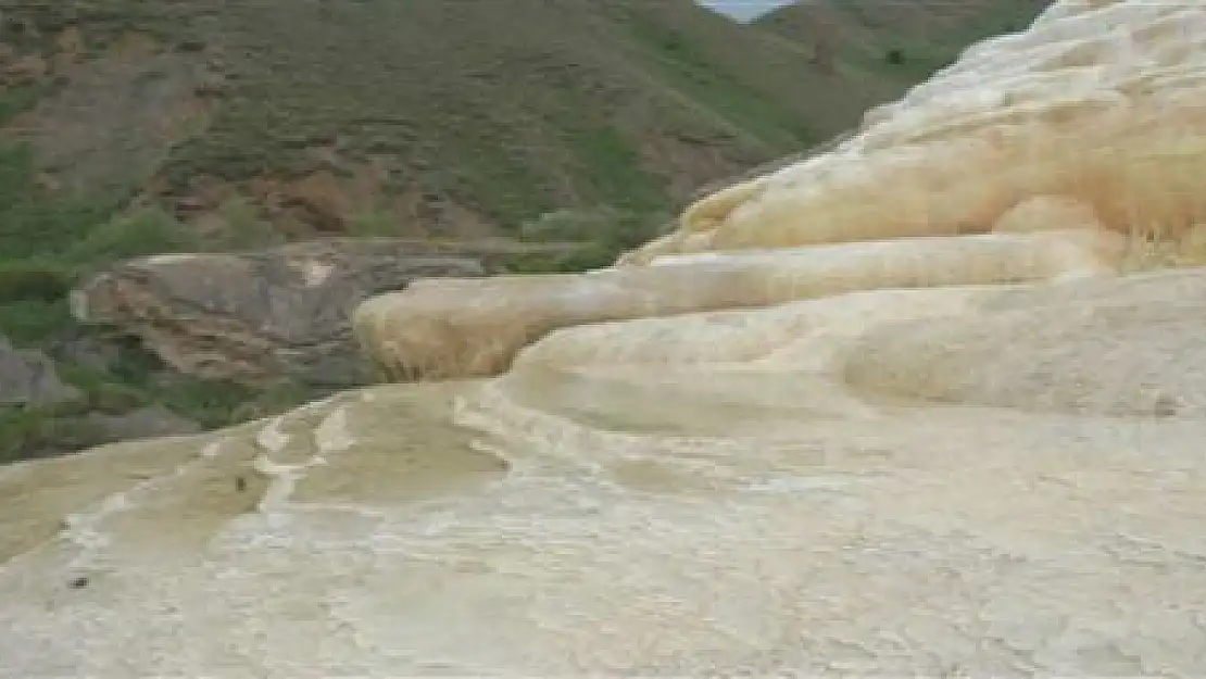 Hakkari'de Pamukkale'yi Aratmayan Travertenler