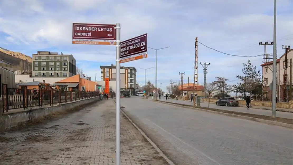 Başkale'deki sokak ve cadde tabelaları yenilendi