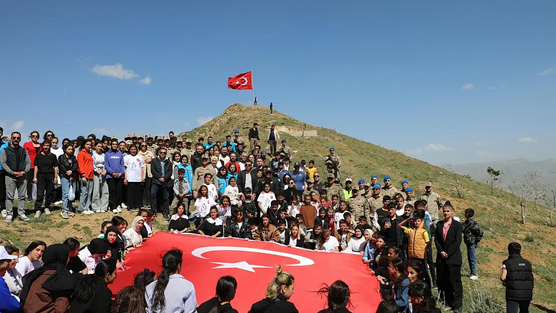 Başkale Kalesi'ne gençlik yürüyüşü