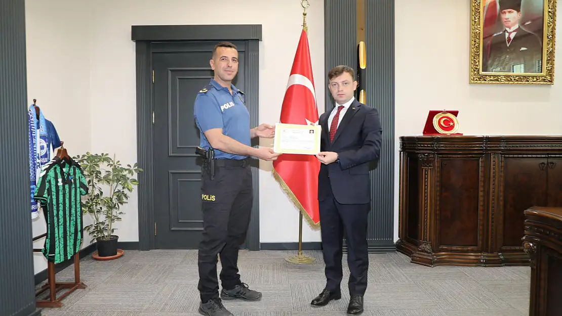 Başkale Kaymakamı Erdoğan'dan polis memurlarına başarı belgesi