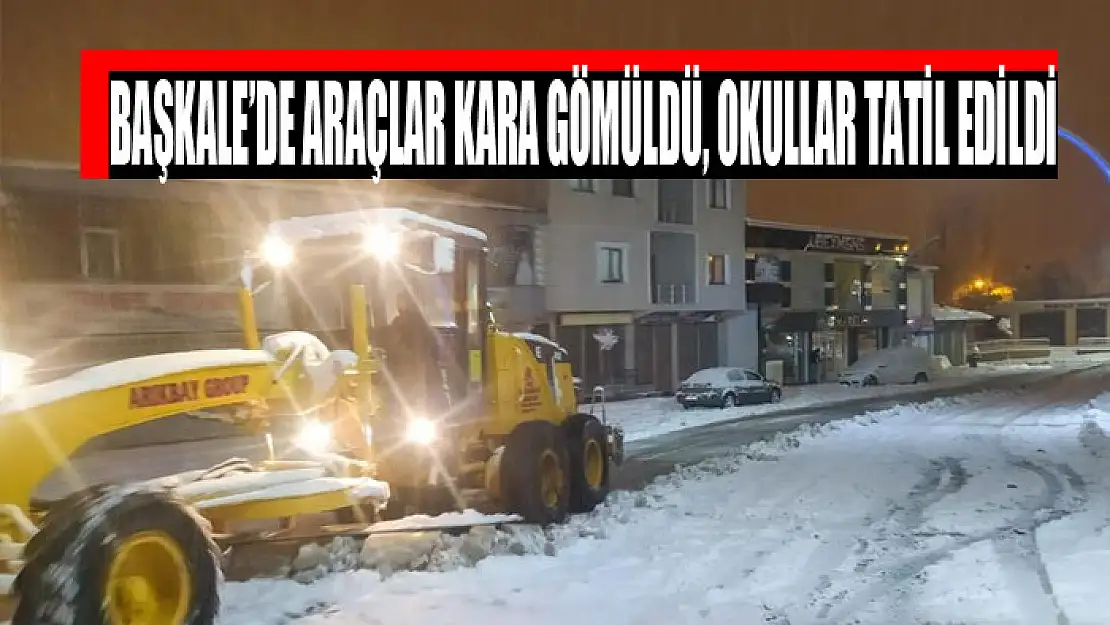 Başkale'de araçlar kara gömüldü, okullar tatil edildi