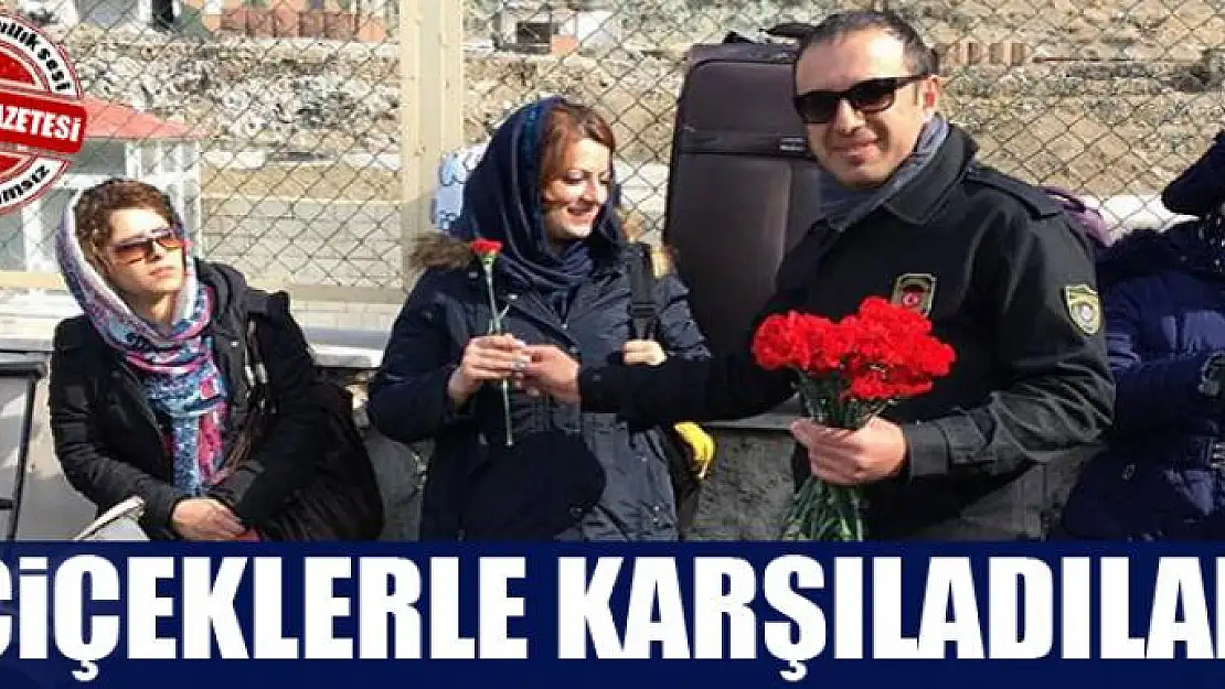 Çiçeklerle karşıladılar