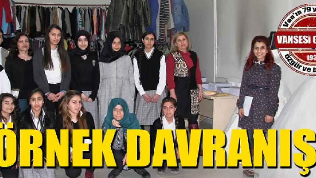 Öğretmen ve öğrencilerden örnek davranış