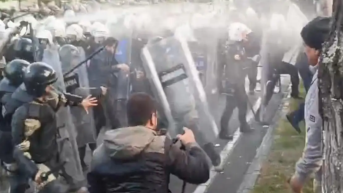 Batman'da belediye binasına girmeye çalışan gruba polisten müdahale