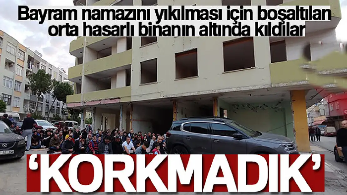 Bayram namazını yıkılması için boşaltılan orta hasarlı binanın altında kıldılar