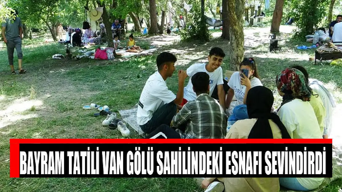 Bayram tatili Van Gölü sahilindeki esnafı sevindirdi