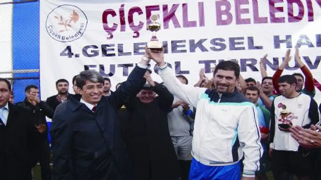 Çiçeklide şampiyon Dostlukspor