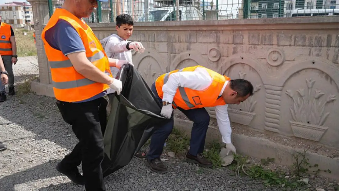 Belediye Başkanı çevre temizliğine katıldı