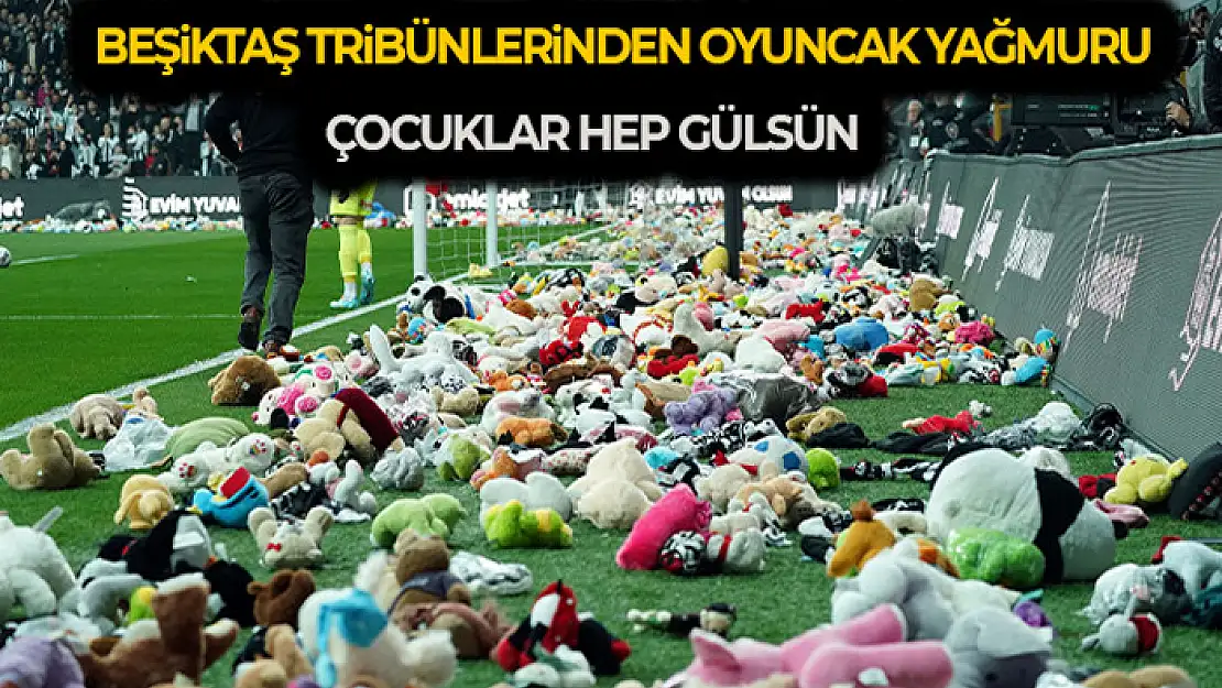 Beşiktaş tribünlerinden oyuncak yağmuru