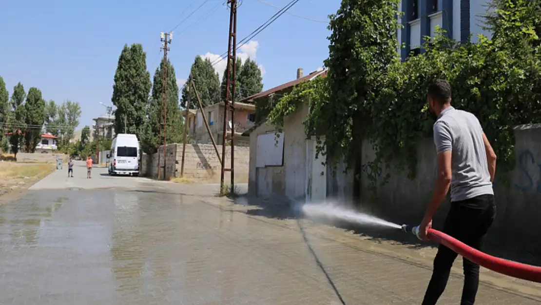 Beyüzümü Mahallesi'nde yol yıkama çalışması