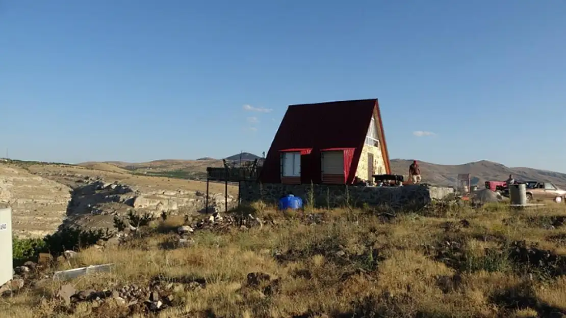 Bin 600 rakımda bungalov ev yaptı
