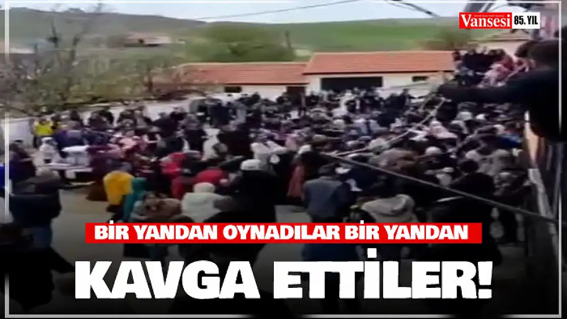 Bir yandan oynadılar, bir yandan kavga ettiler