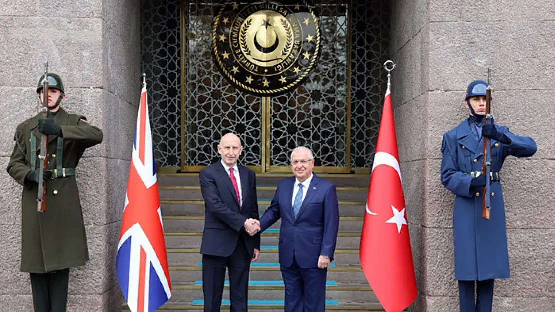 Birleşik Krallık Savunma Bakanı Healey TUSAŞ tesislerini ziyaret etti