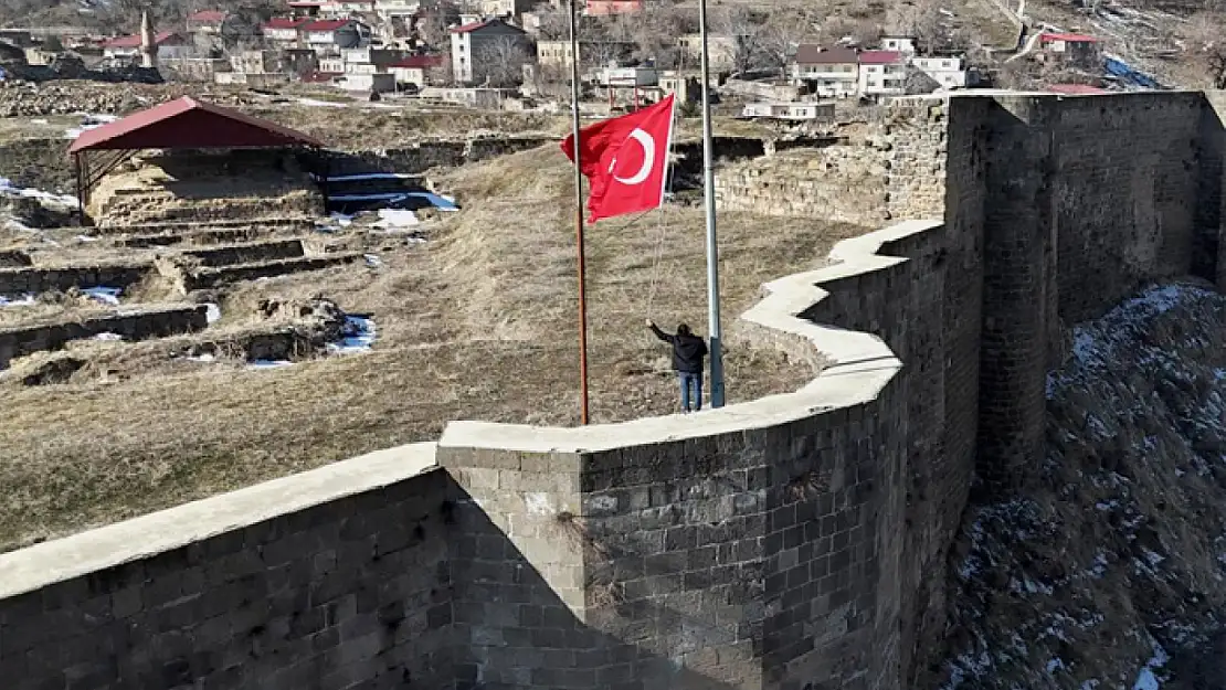 Bitlis Kalesi'nde bayrak yarıya indirildi